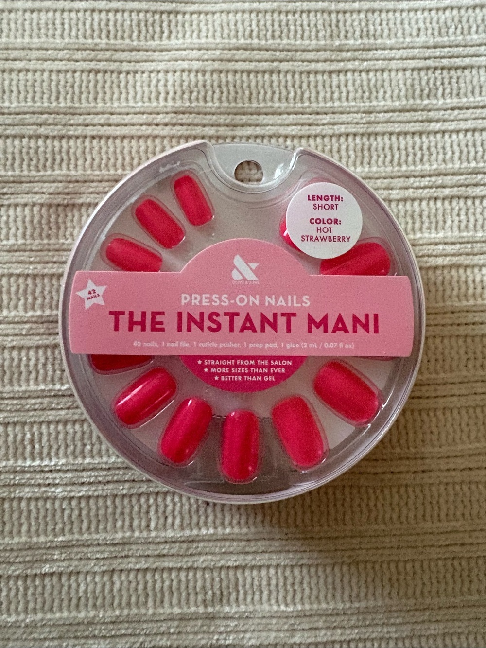 Olive & June The Instant Mani Press-On Nails in Pink Hot Strawberry